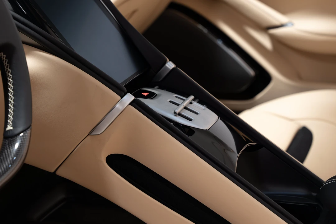 2025 Ferrari Roma Spider - Image 24 of 31