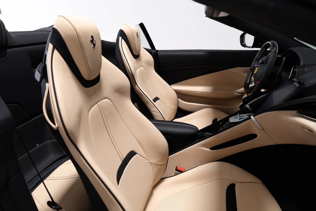 2025 Ferrari Roma Spider - Image 28 of 31