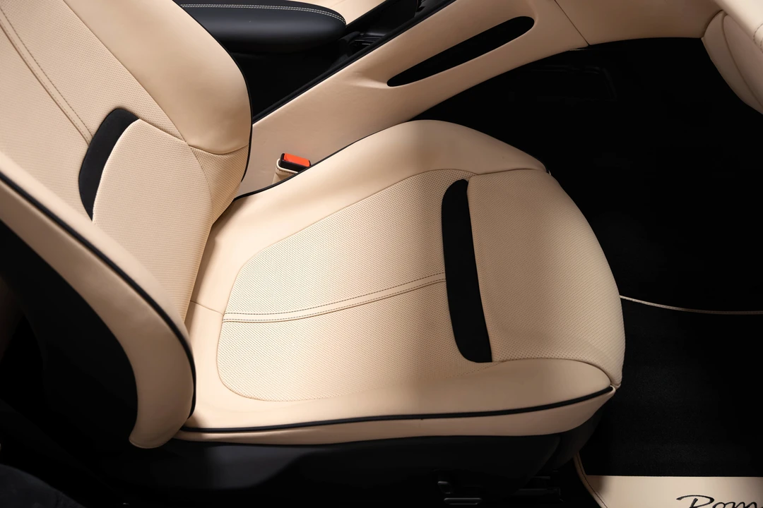 2025 Ferrari Roma Spider - Image 29 of 31