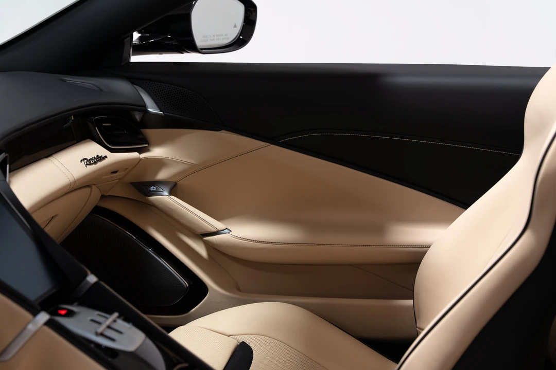 2025 Ferrari Roma Spider - Image 19 of 31