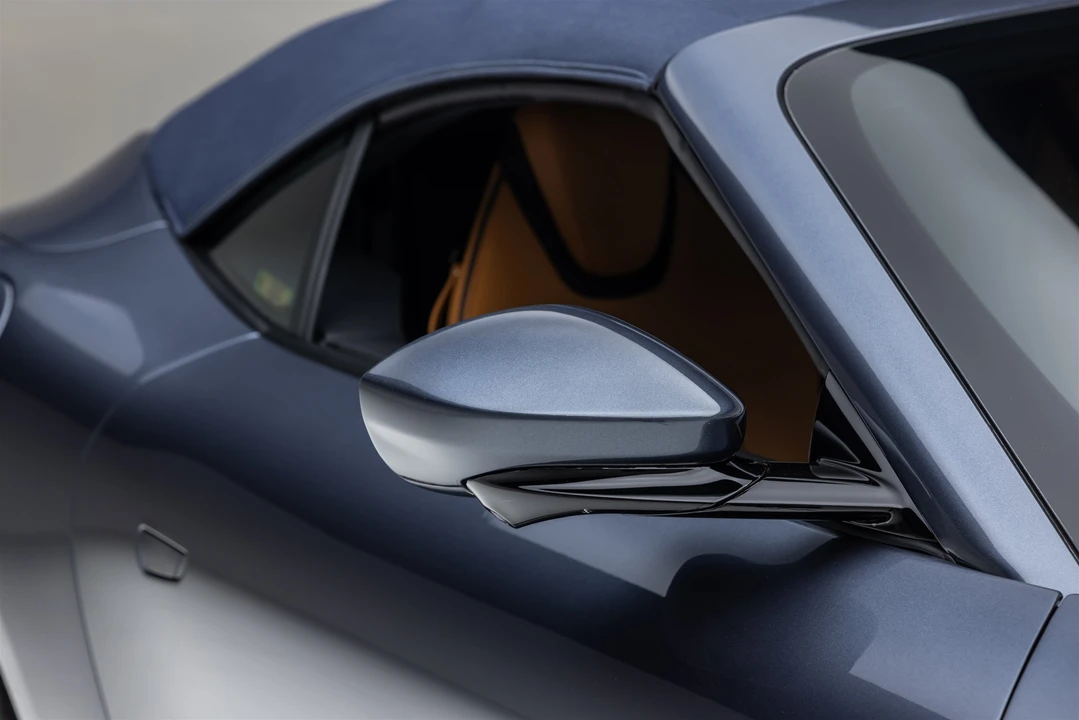 2025 Ferrari Roma Spider - Image 19 of 31