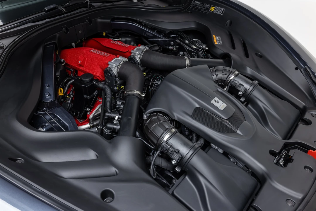 2025 Ferrari Roma Spider - Image 24 of 31