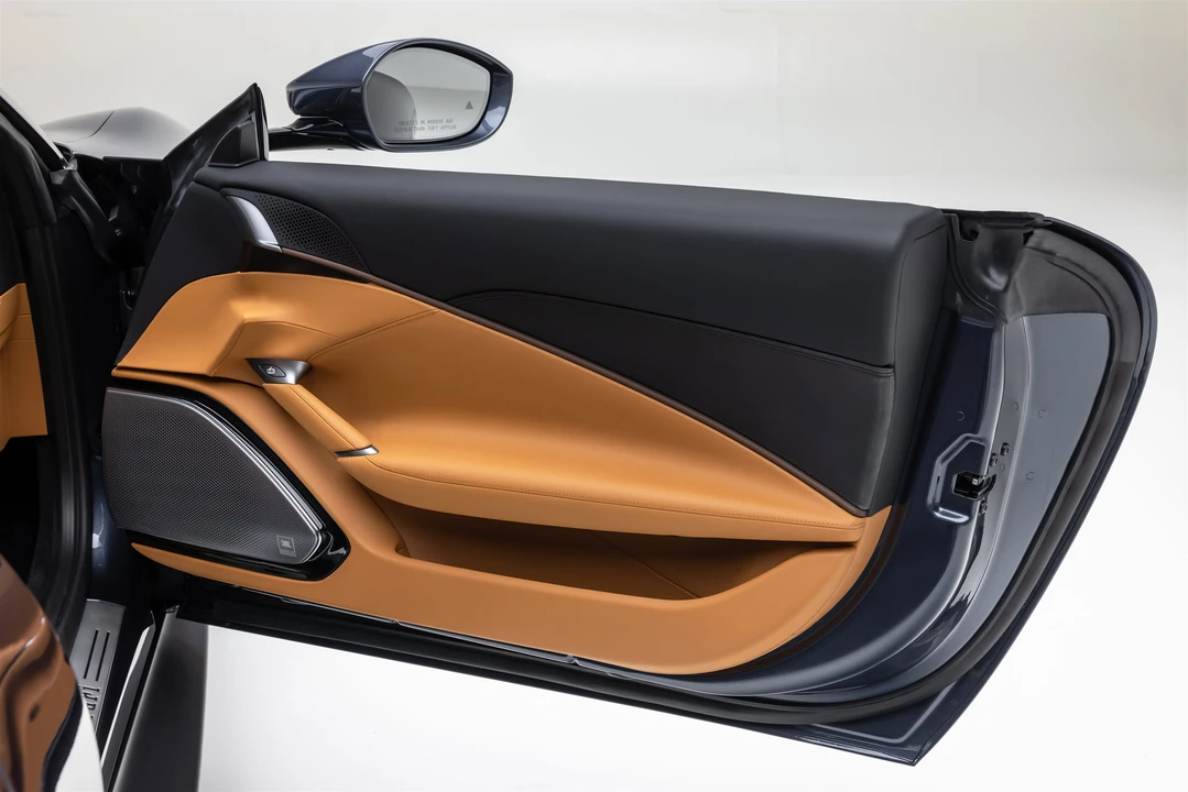 2025 Ferrari Roma Spider - Image 28 of 31