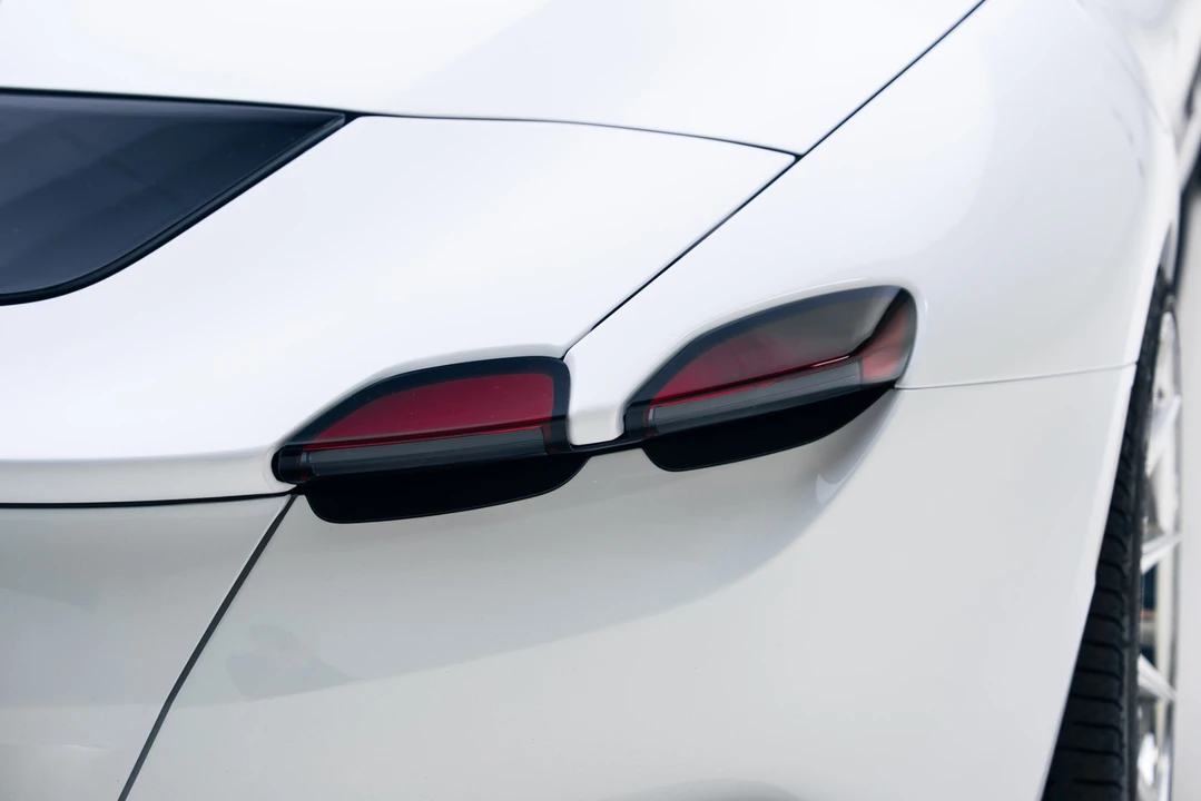 2025 Ferrari Roma Spider - Image 29 of 31