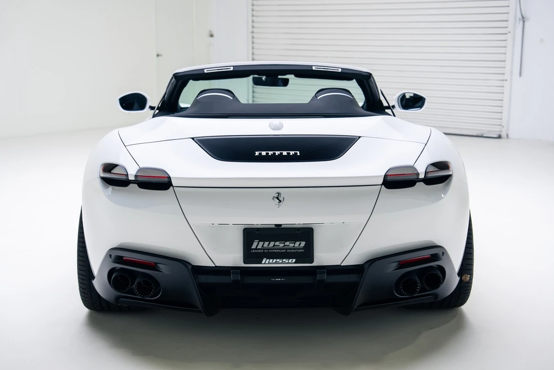 2025 Ferrari Roma Spider - Image 27 of 31