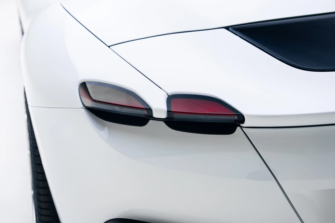 2025 Ferrari Roma Spider - Image 28 of 31
