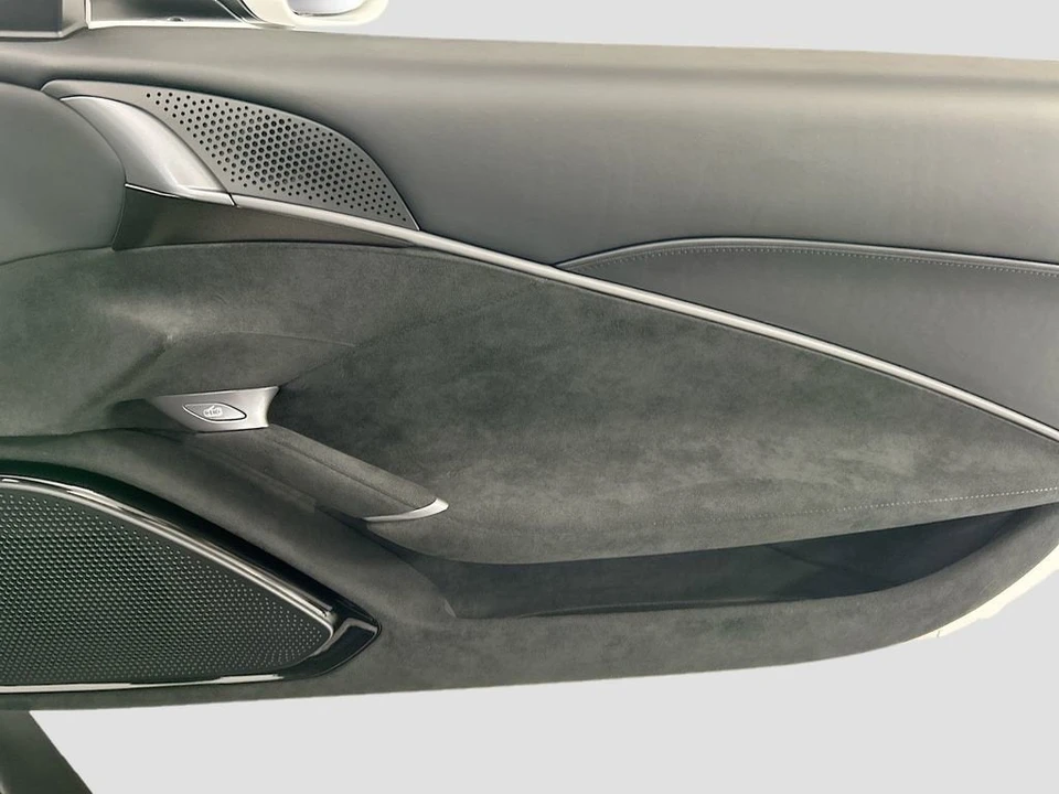 2025 Ferrari Roma Spider - Image 23 of 31