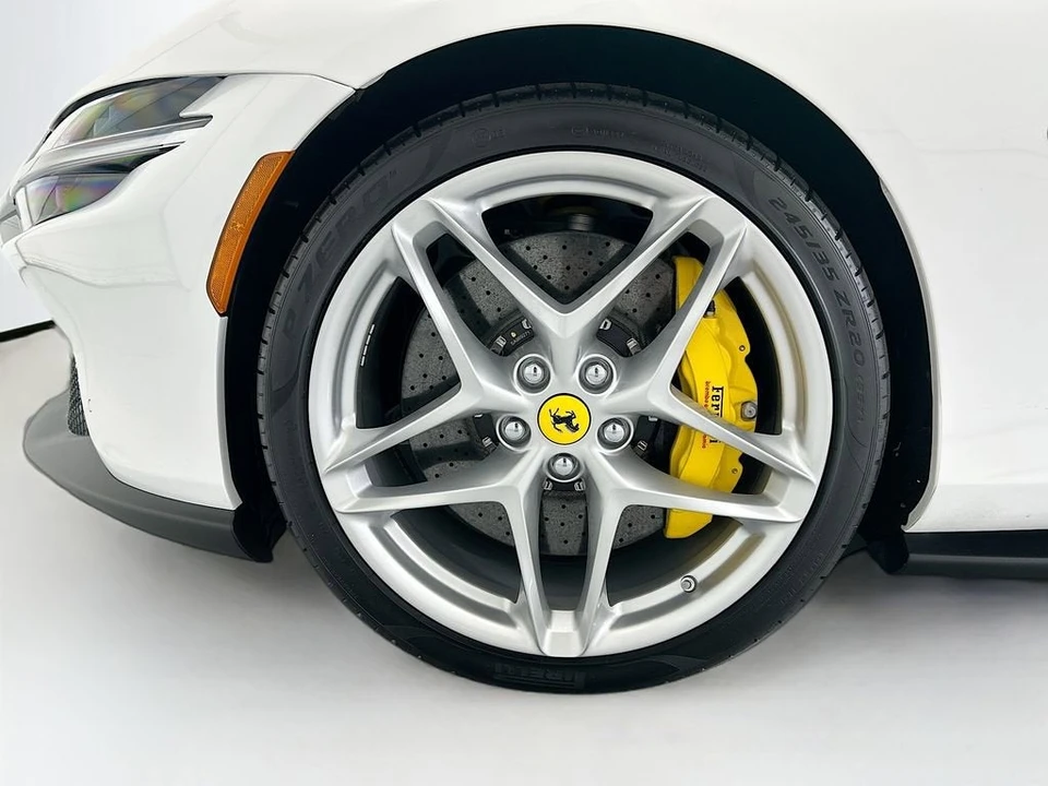 2025 Ferrari Roma Spider - Image 26 of 31