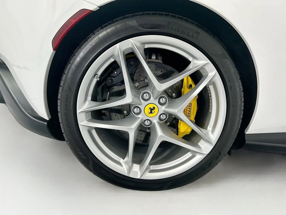 2025 Ferrari Roma Spider - Image 29 of 31