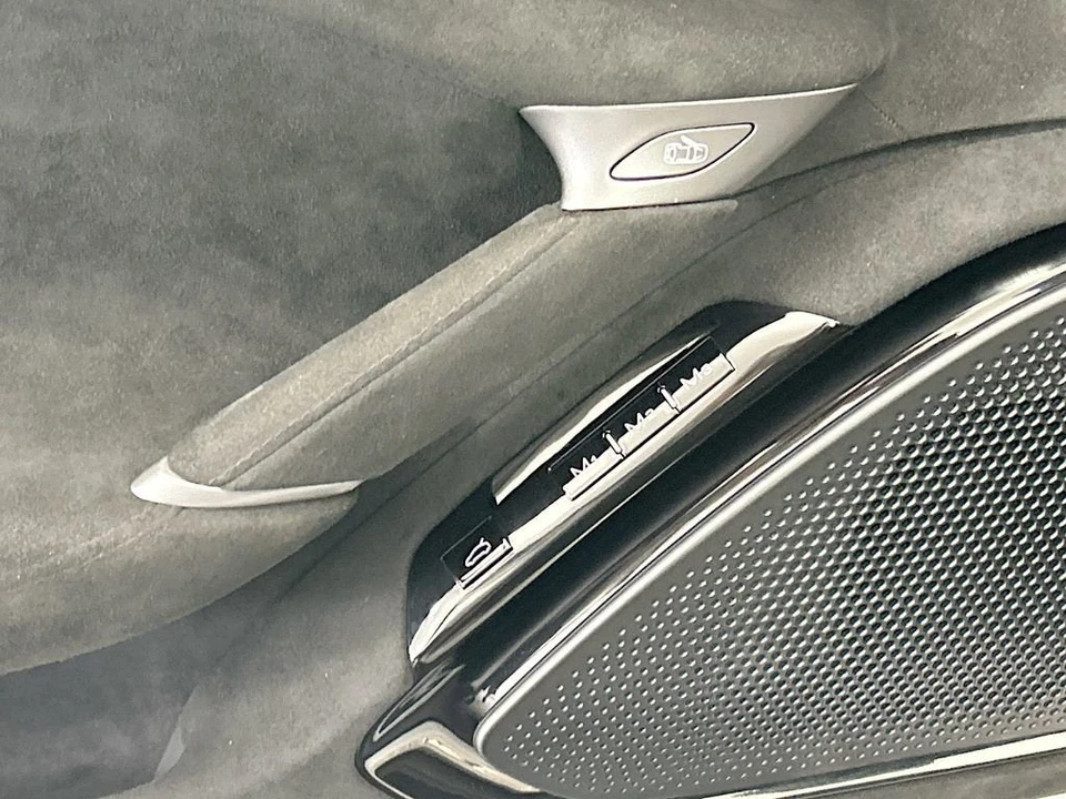 2025 Ferrari Roma Spider - Image 21 of 31