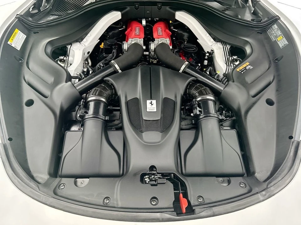 2025 Ferrari Roma Spider - Image 25 of 31