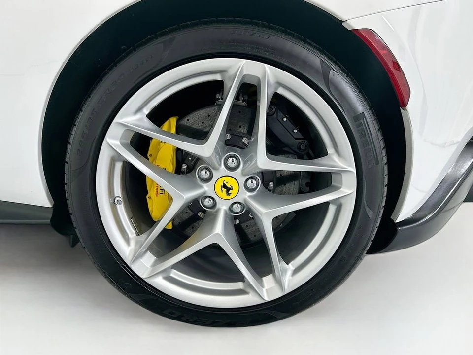 2025 Ferrari Roma Spider - Image 27 of 31