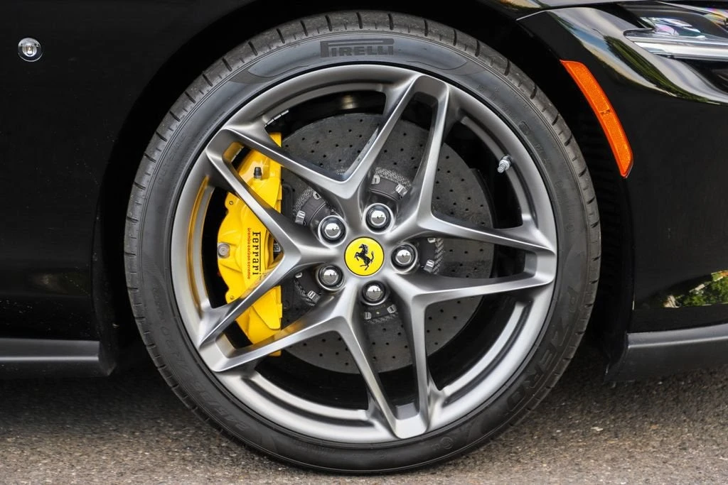 2025 Ferrari Roma Spider - Image 29 of 31