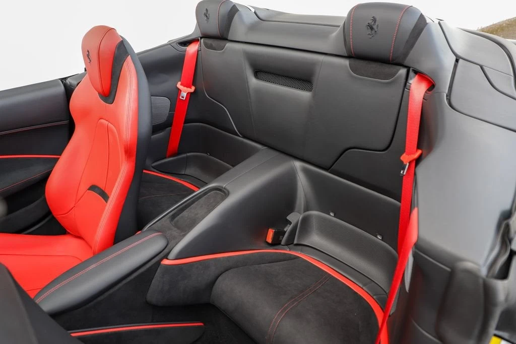 2025 Ferrari Roma Spider - Image 26 of 31