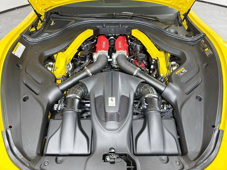2025 Ferrari Roma Spider - Image 21 of 31