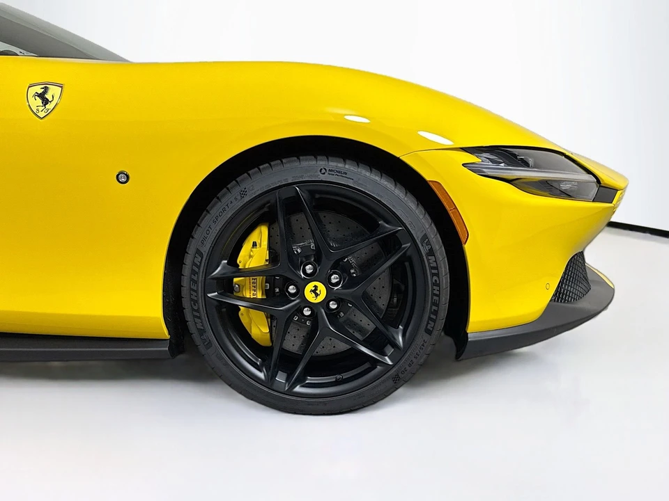 2025 Ferrari Roma Spider - Image 28 of 31