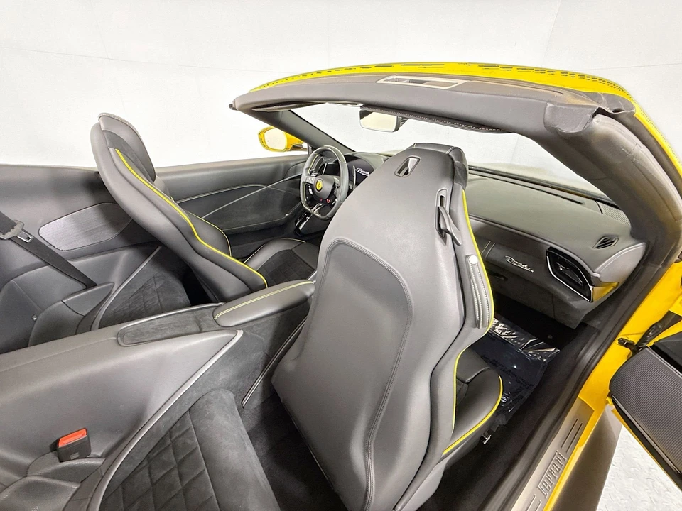 2025 Ferrari Roma Spider - Image 24 of 31