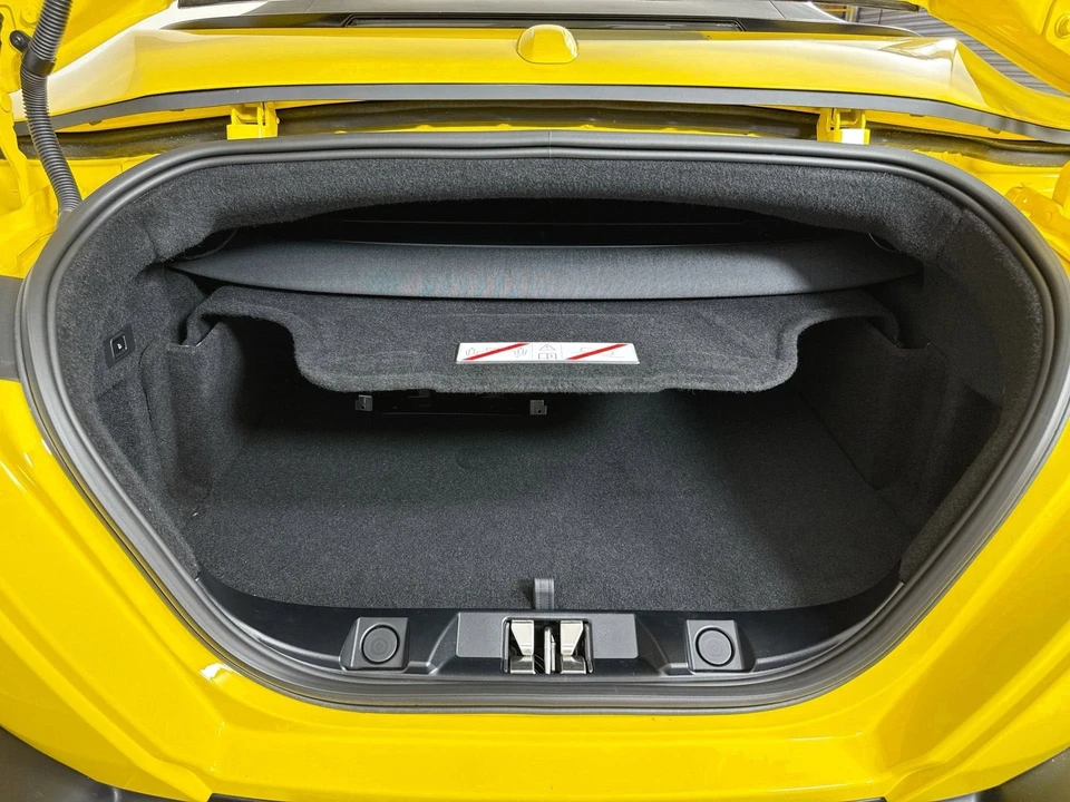 2025 Ferrari Roma Spider - Image 27 of 31