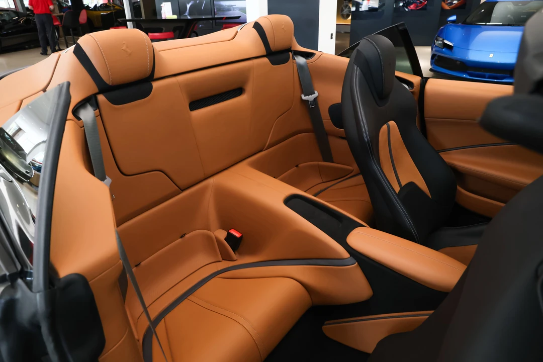 2025 Ferrari Roma Spider - Image 26 of 31