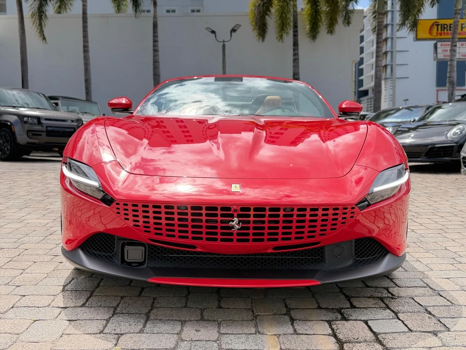 2025 Ferrari Roma Spider - Image 7 of 31