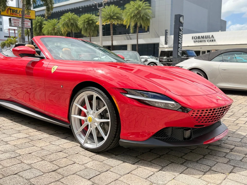 2025 Ferrari Roma Spider - Image 9 of 31
