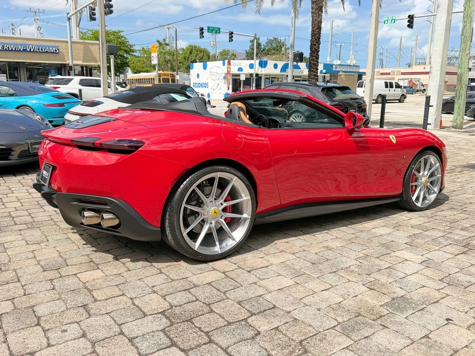 2025 Ferrari Roma Spider - Image 14 of 31