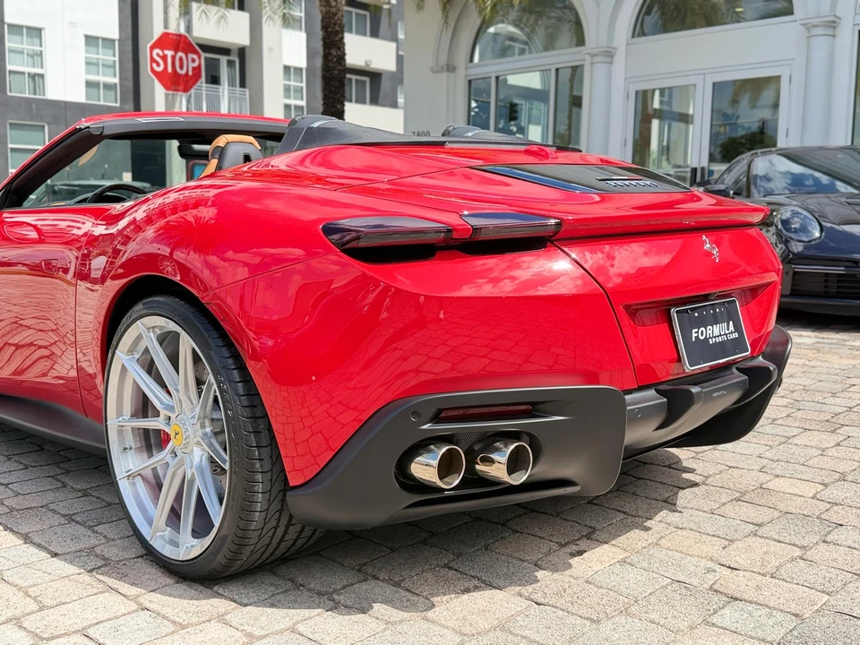 2025 Ferrari Roma Spider - Image 25 of 31