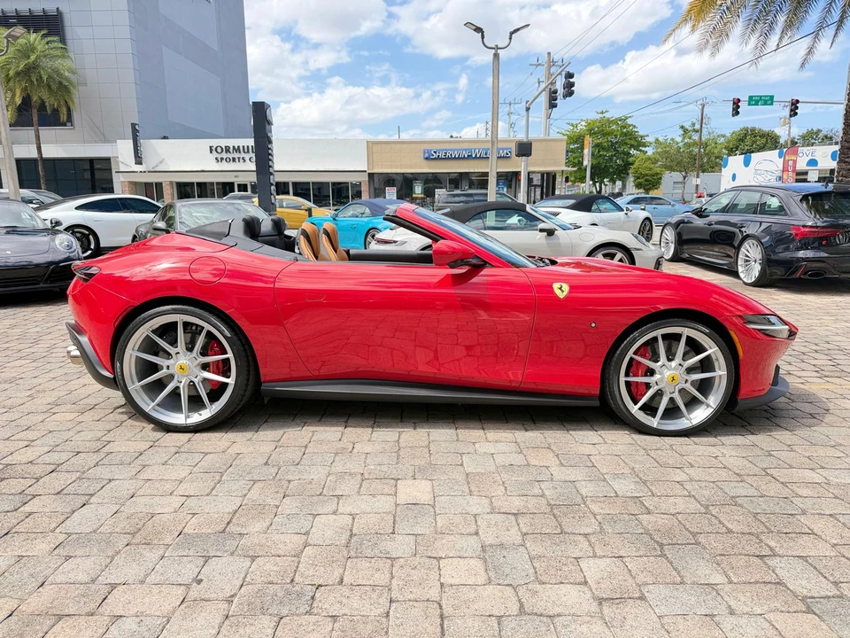 2025 Ferrari Roma Spider - Image 11 of 31