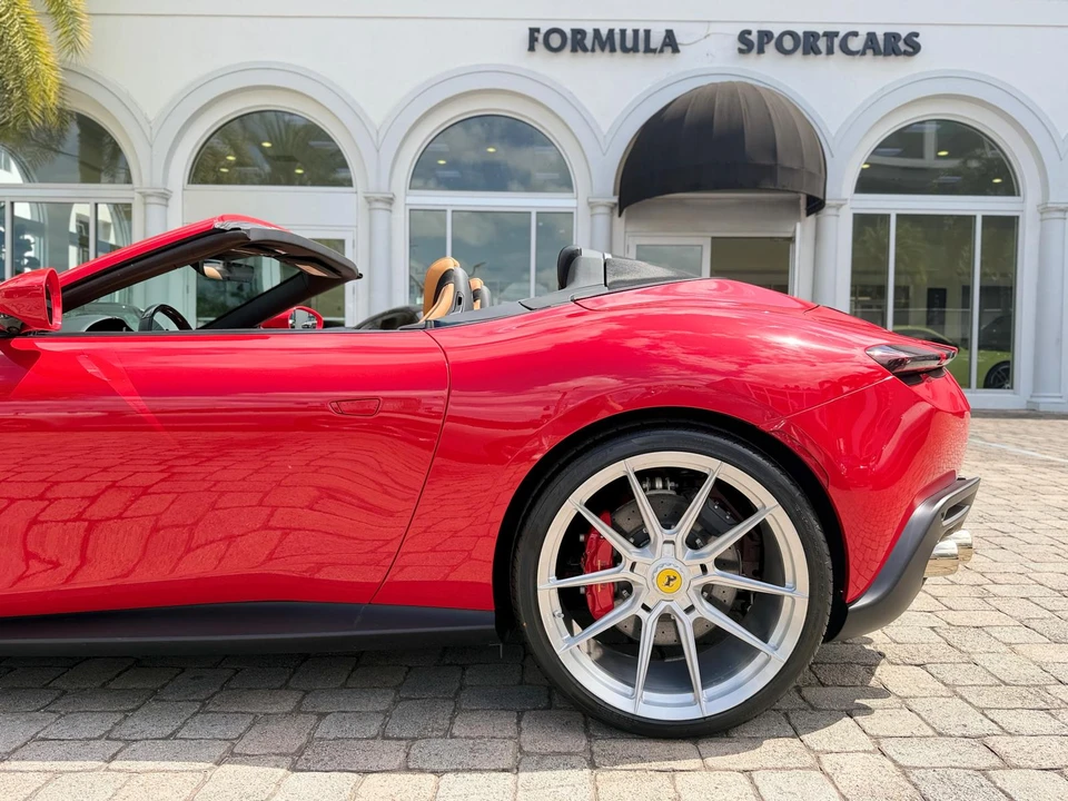 2025 Ferrari Roma Spider - Image 30 of 31