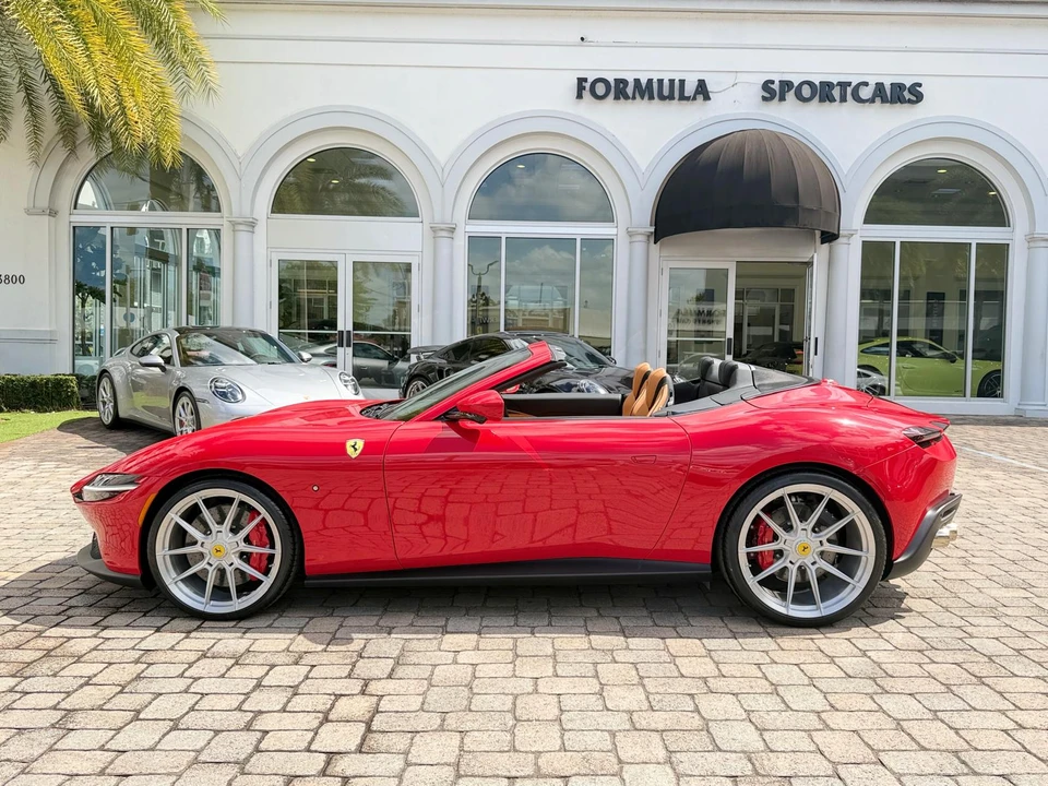 2025 Ferrari Roma Spider - Image 26 of 31