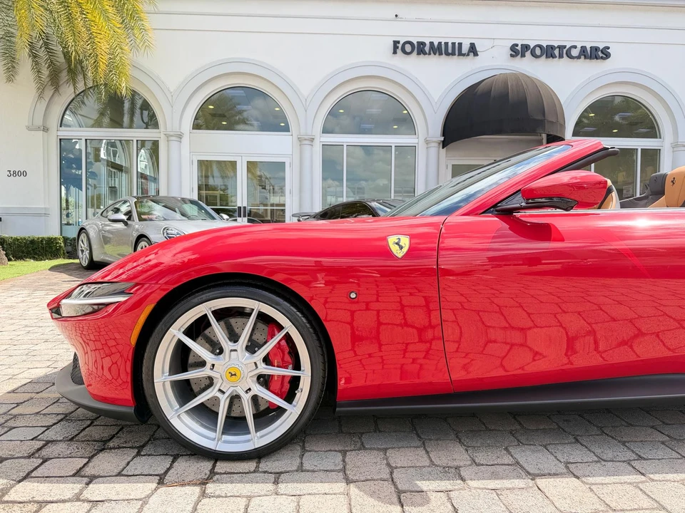 2025 Ferrari Roma Spider - Image 29 of 31