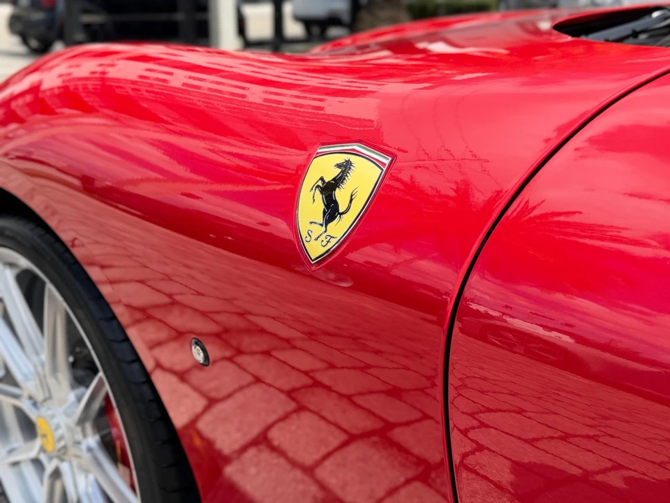 2025 Ferrari Roma Spider - Image 28 of 31