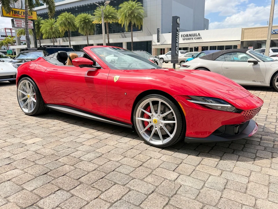 2025 Ferrari Roma Spider - Image 10 of 31