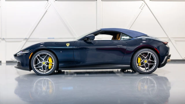2025 Ferrari Roma Spider - Image 15 of 18