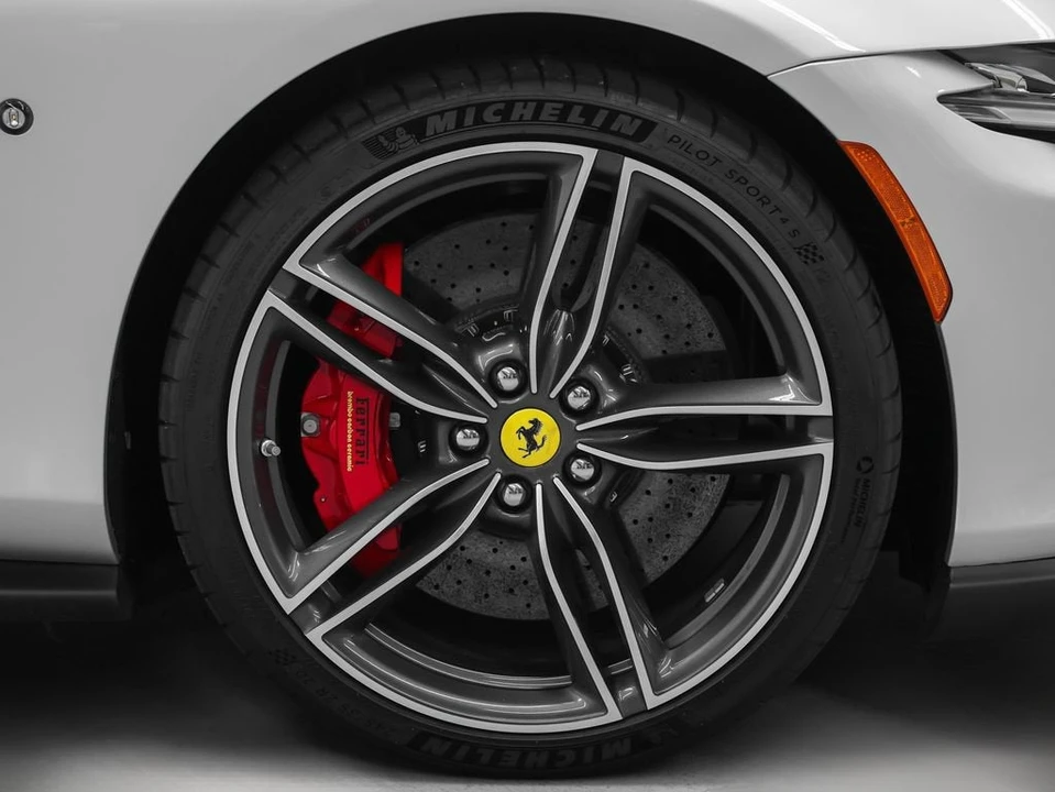2025 Ferrari Roma Spider - Image 10 of 31