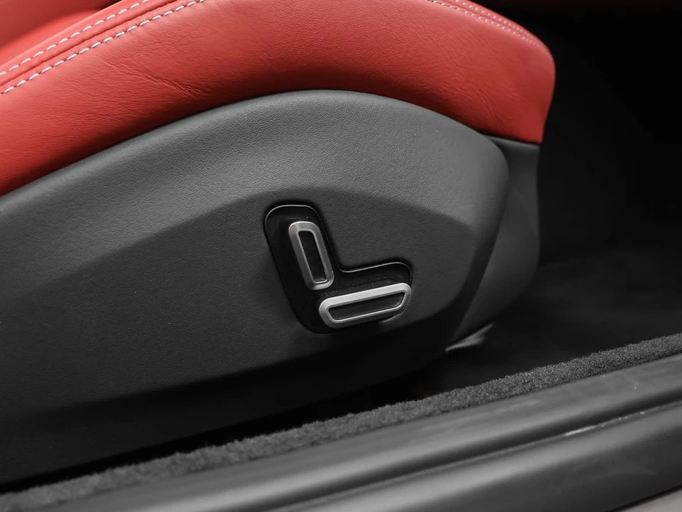 2025 Ferrari Roma Spider - Image 20 of 31
