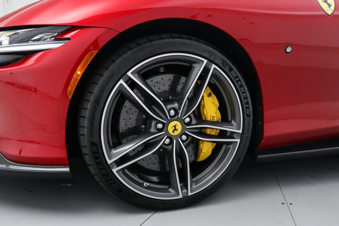 2025 Ferrari Roma Spider - Image 17 of 31