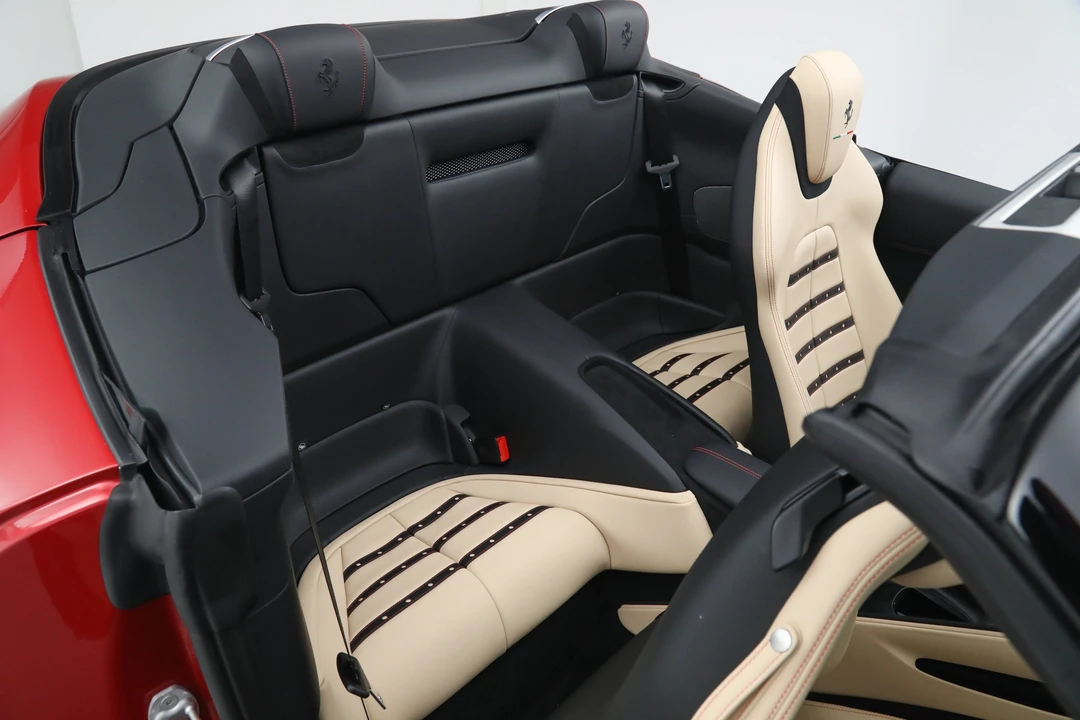 2025 Ferrari Roma Spider - Image 26 of 31