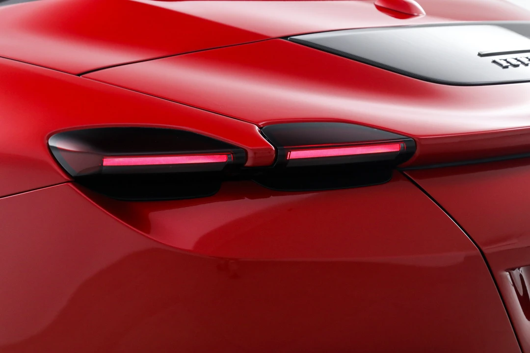 2025 Ferrari Roma Spider - Image 20 of 31
