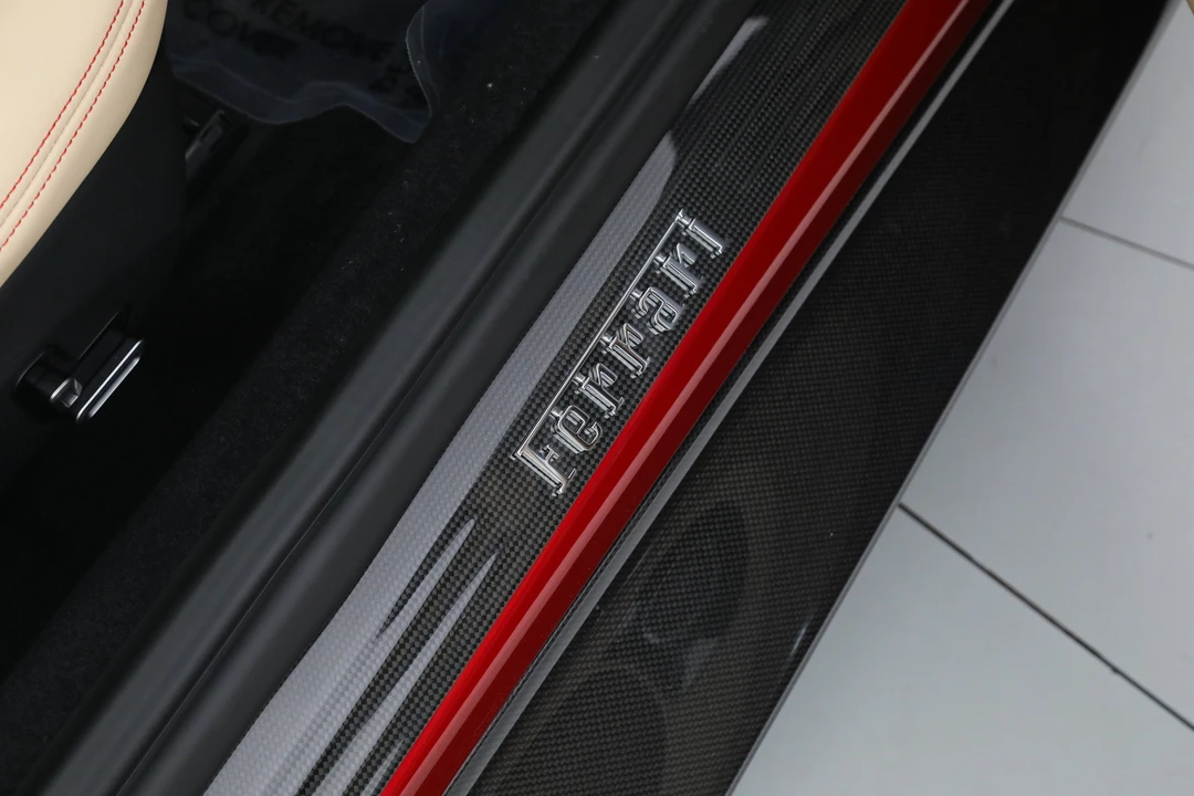 2025 Ferrari Roma Spider - Image 28 of 31