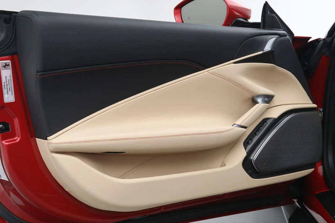 2025 Ferrari Roma Spider - Image 29 of 31