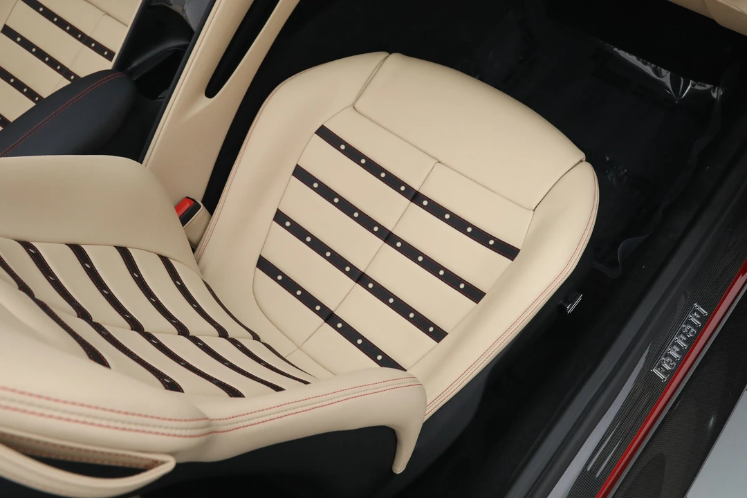 2025 Ferrari Roma Spider - Image 27 of 31