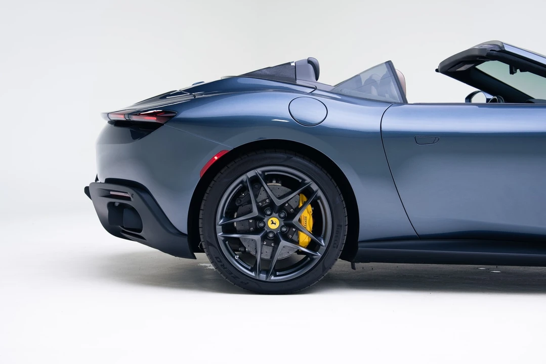 2025 Ferrari Roma Spider - Image 19 of 21