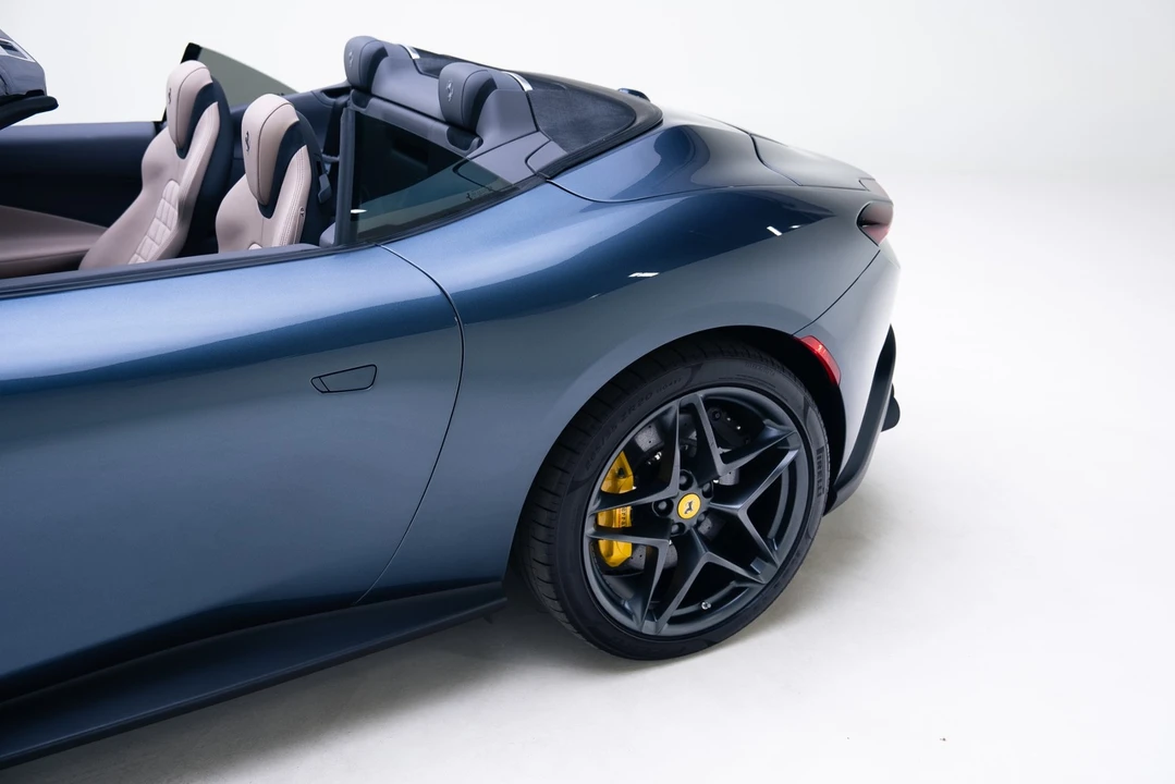 2025 Ferrari Roma Spider - Image 17 of 21