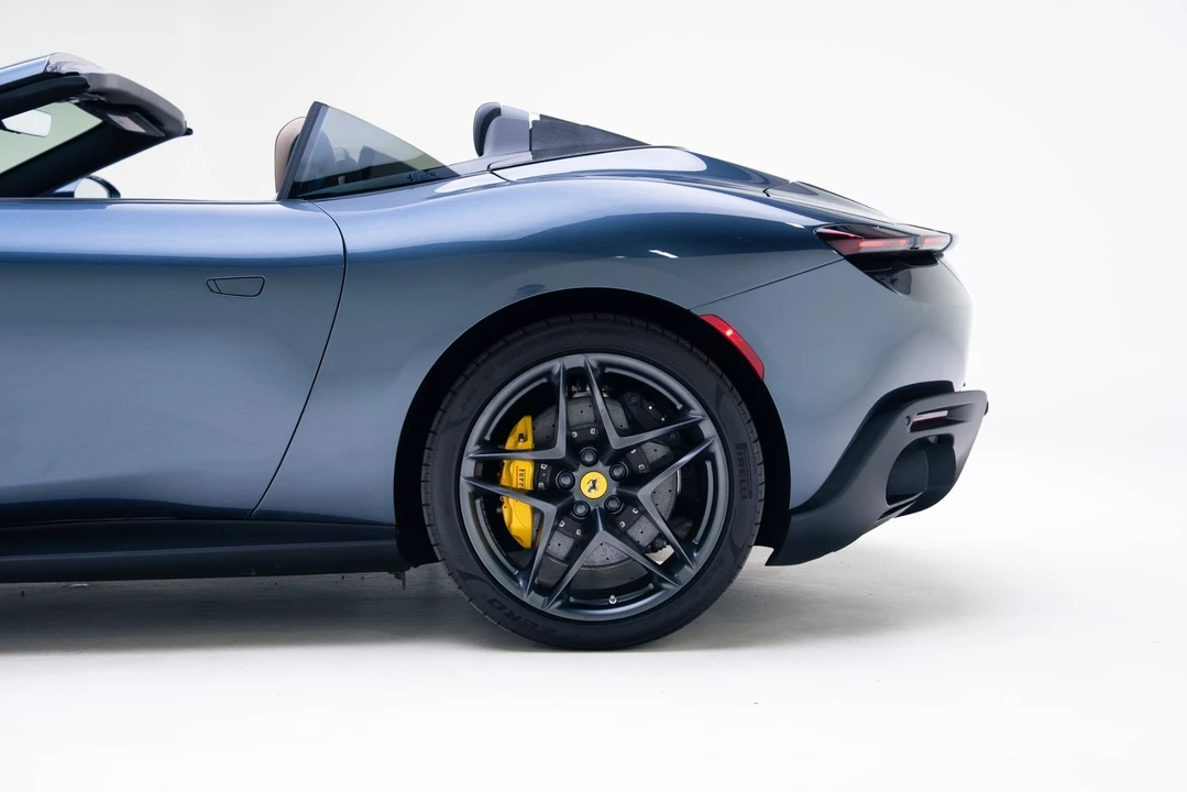 2025 Ferrari Roma Spider - Image 15 of 21