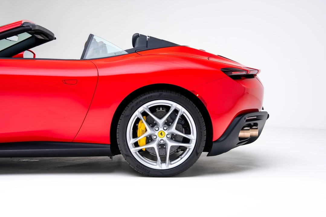 2025 Ferrari Roma Spider - Image 13 of 21