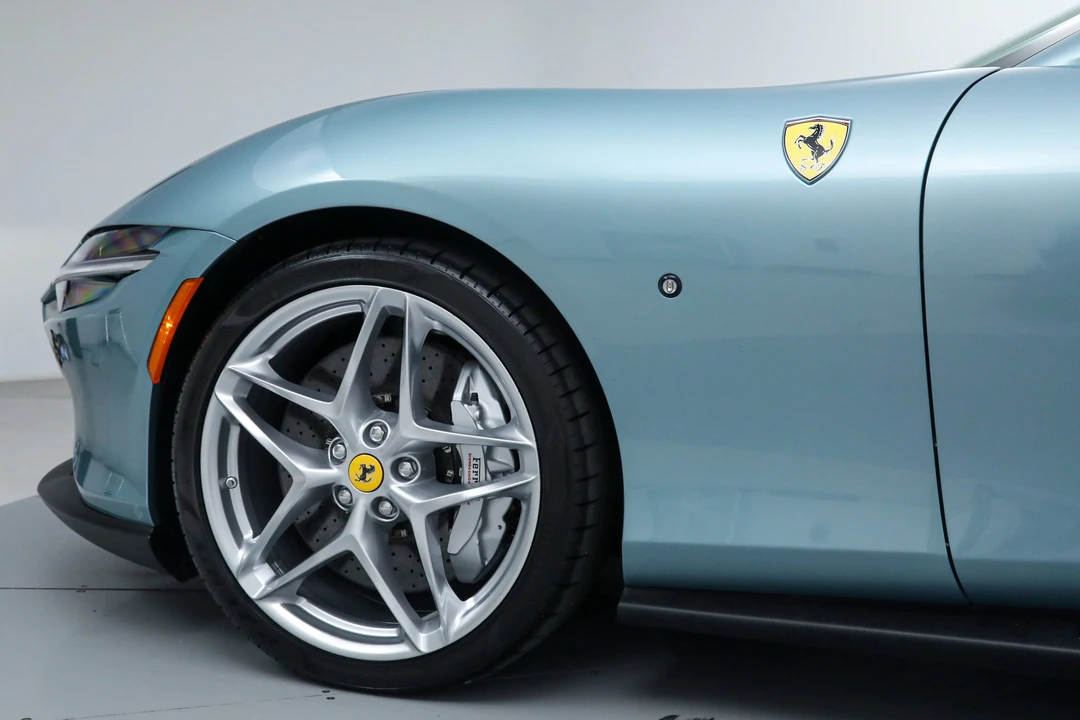 2025 Ferrari Roma Spider - Image 17 of 31