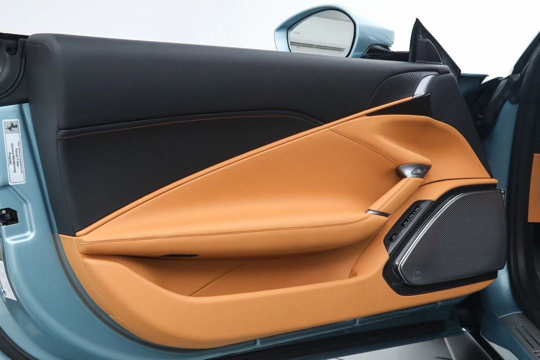 2025 Ferrari Roma Spider - Image 26 of 31