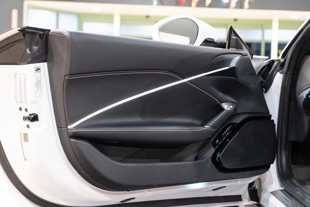 2025 Ferrari Roma Spider - Image 24 of 31