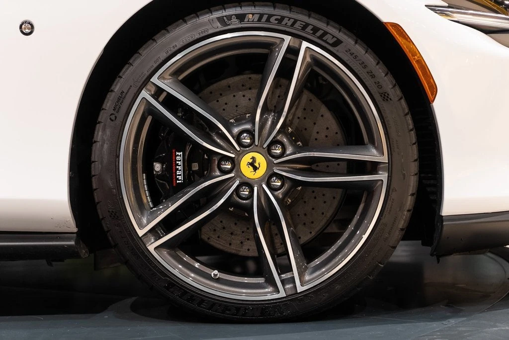 2025 Ferrari Roma Spider - Image 16 of 31